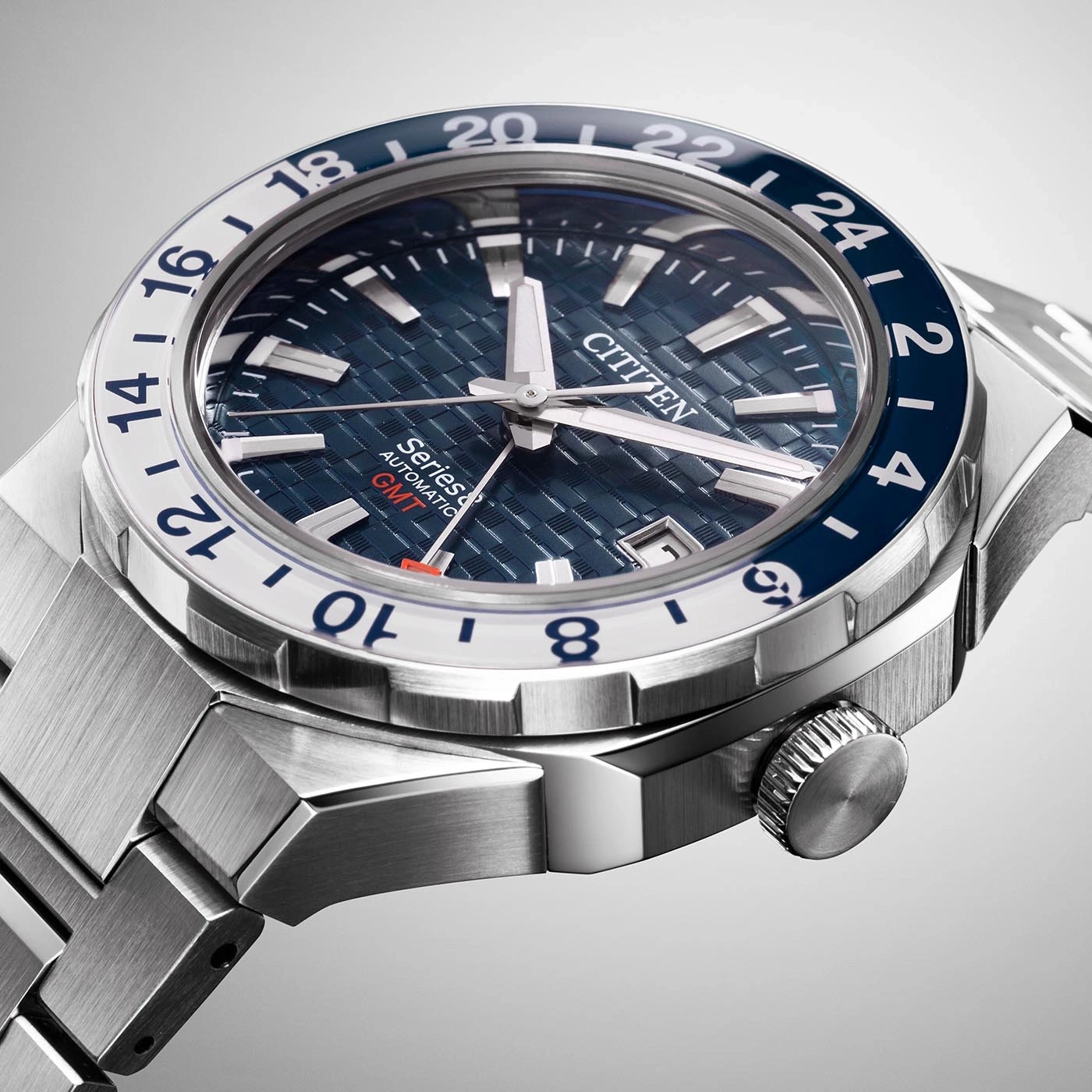 Montre Citizen automatique GMT avec cadran bleu texturé et lunette 24h.