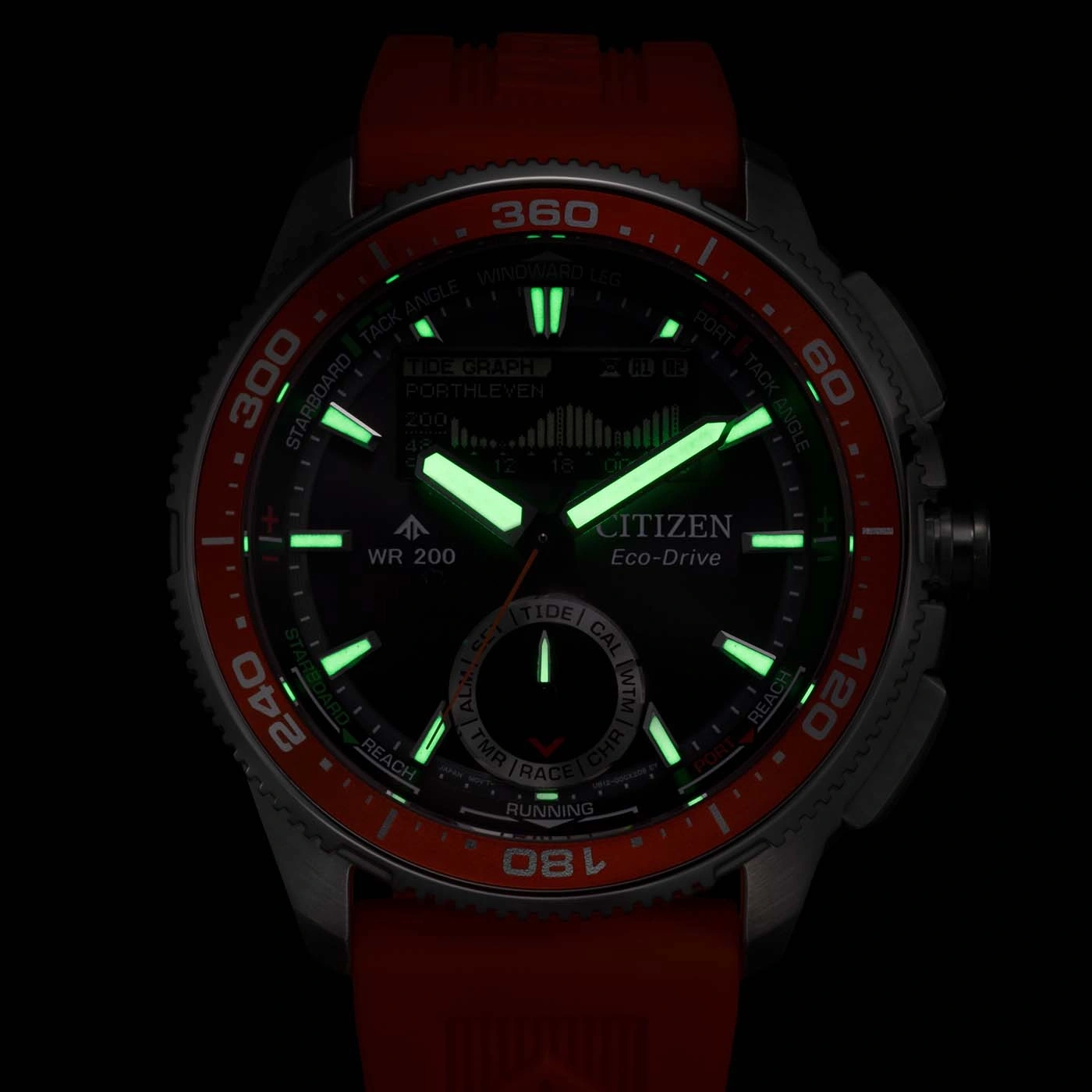 Eine Citizen Eco-Drive Uhr mit schwarzem Zifferblatt und grünen Leuchtmarkierungen, mit einem roten Armband.