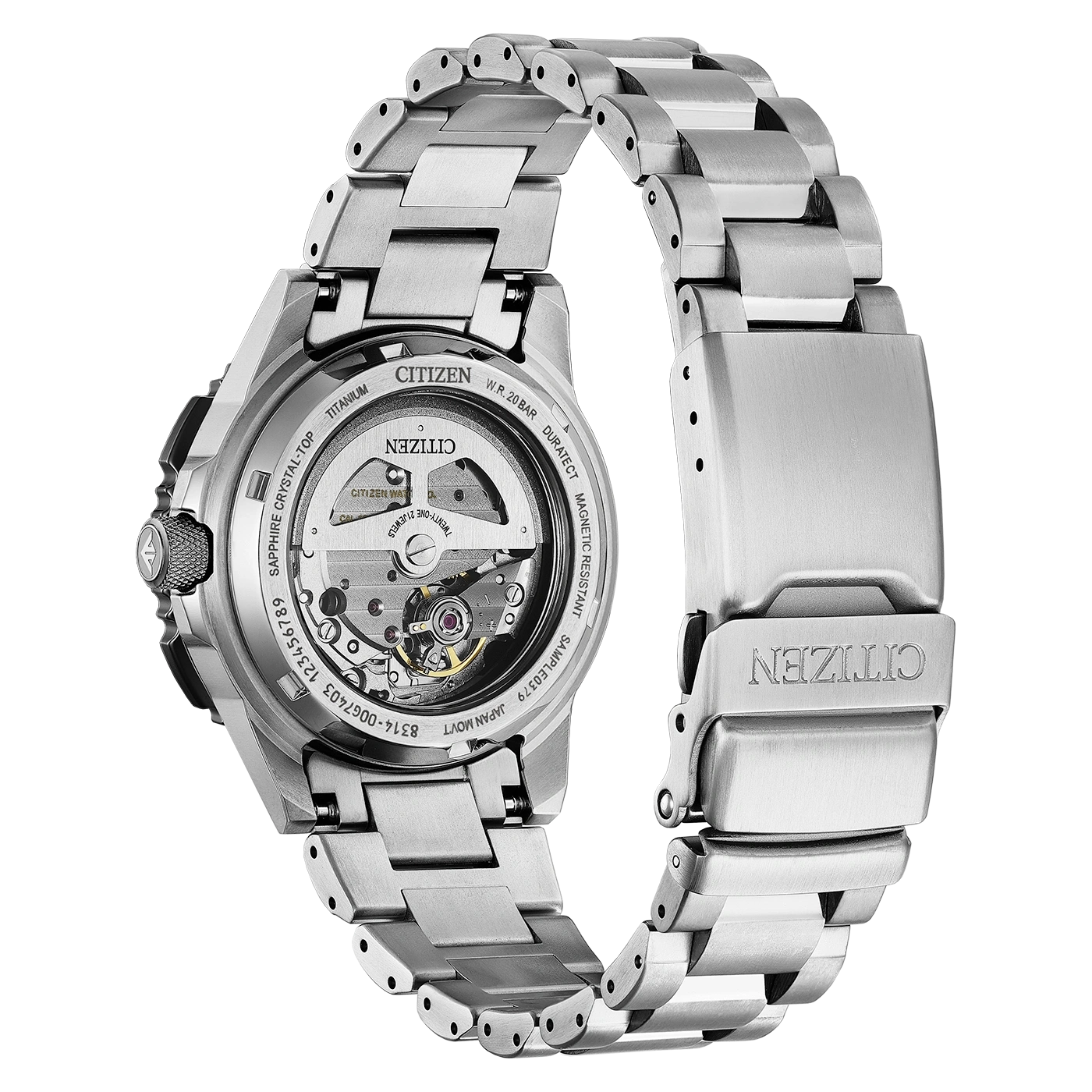 Gros plan sur le dos d'une montre Citizen en titane avec mouvement apparent.