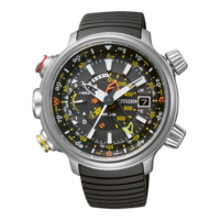 Montre Citizen avec cadran noir, plusieurs aiguilles et bracelet en caoutchouc noir.