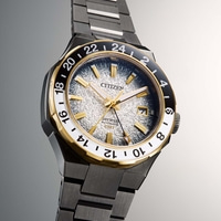 Montre Citizen avec des accents dorés et un cadran texturé, fonction GMT.