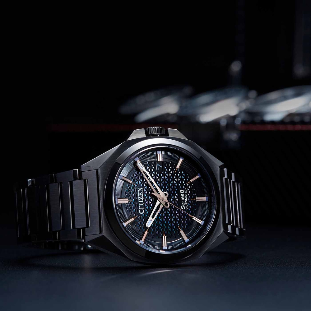 Montre Citizen noire avec un cadran à motifs et un bracelet noir.