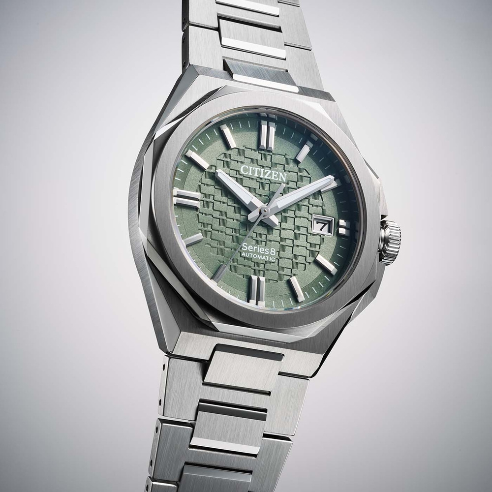 Montre Citizen vert à bracelet métallique argenté, vue de trois quarts.