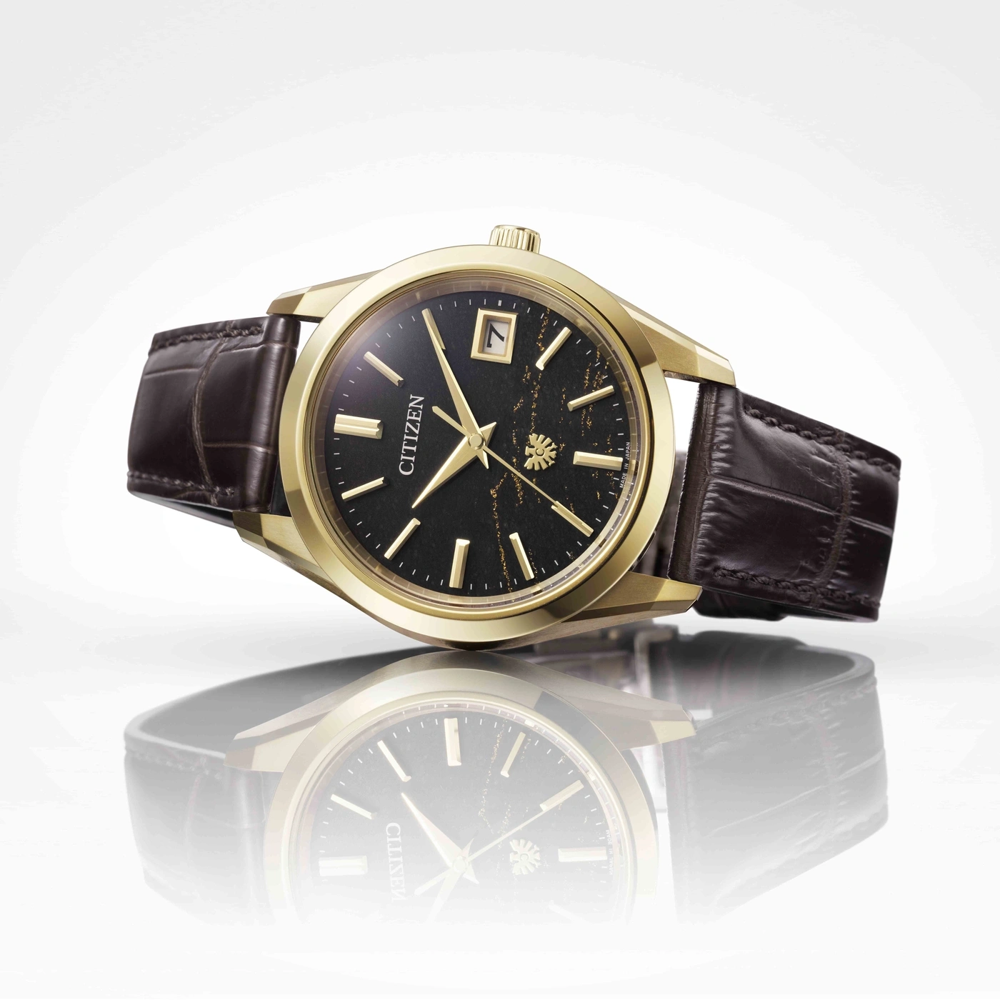 Montre Citizen dorée à bracelet en cuir marron