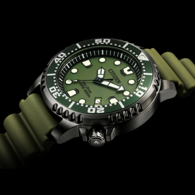 Montre Citizen avec cadran et bracelet verts, fond noir, gros plan