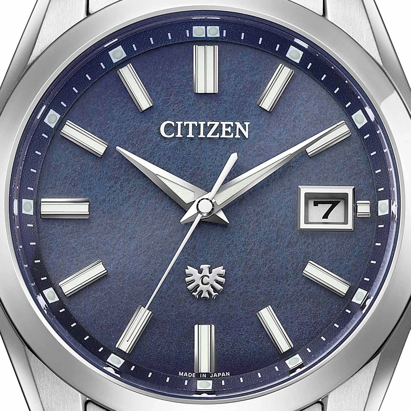 Cadran de montre Citizen bleu avec index argentés et date.