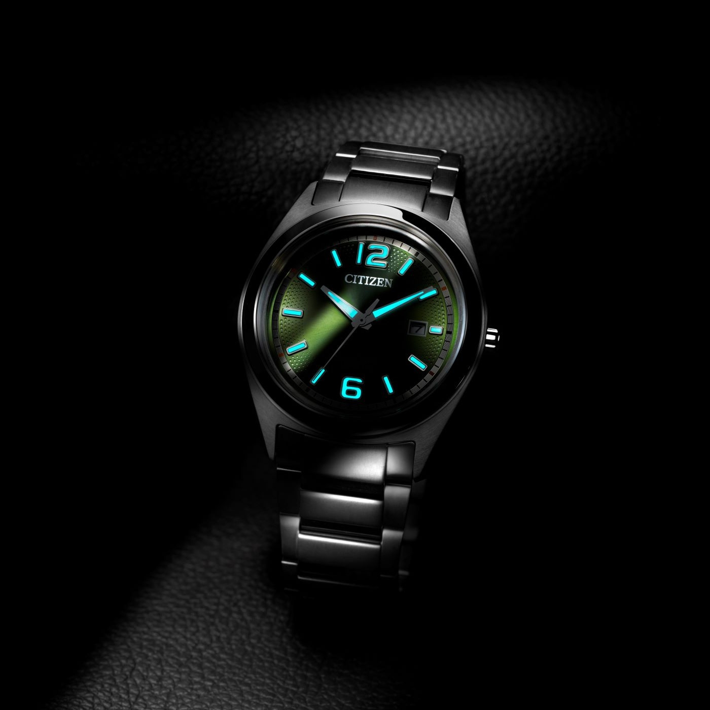 Montre Citizen avec aiguilles et chiffres lumineux sur fond sombre.