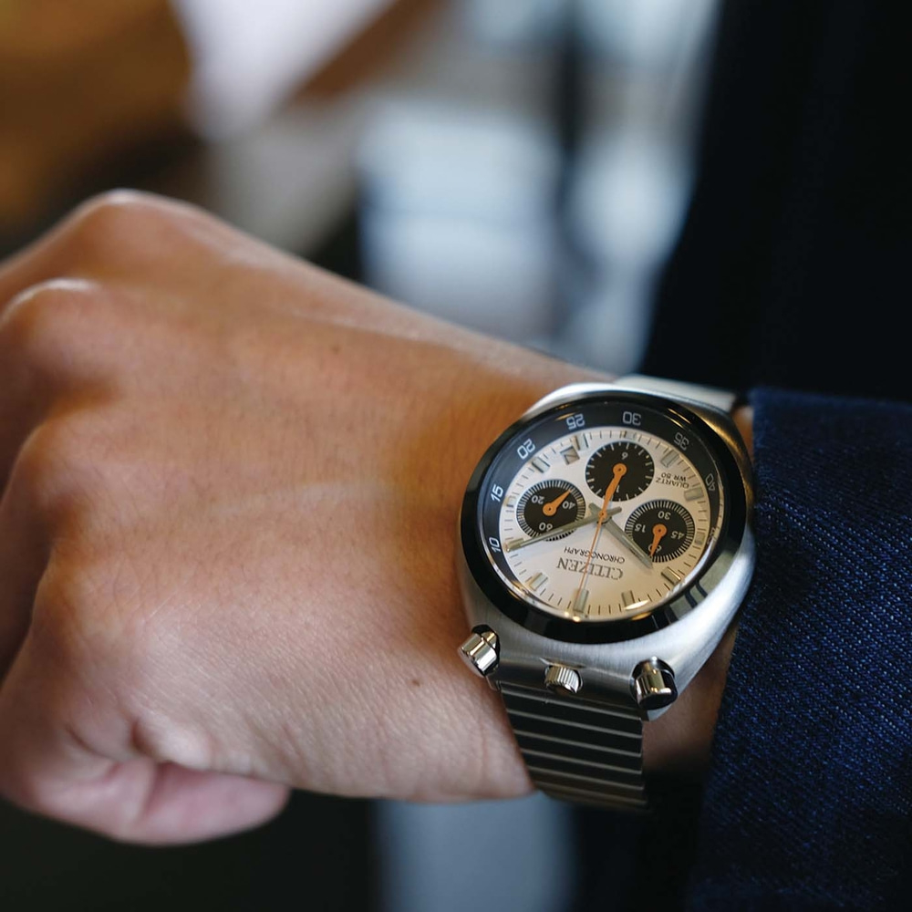 Homme portant une montre chronographe Citizen au poignet