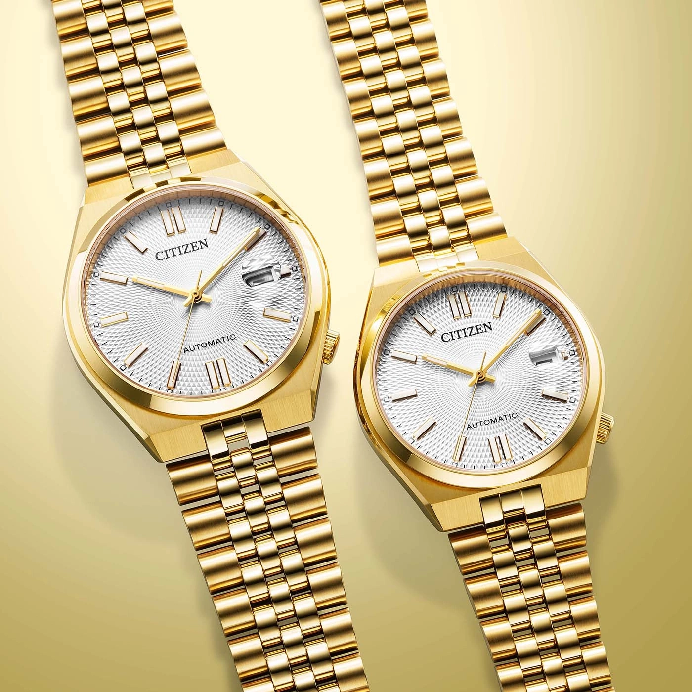 Twee gouden Citizen automatische horloges op een gouden achtergrond.