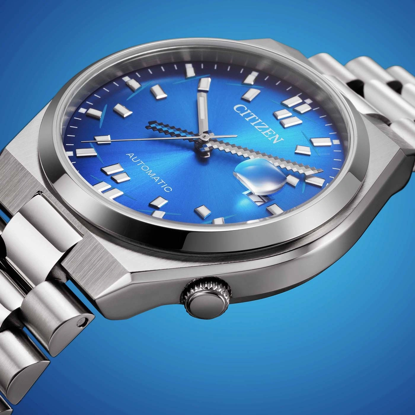 Montre Citizen automatique bleue avec bracelet en métal argenté.