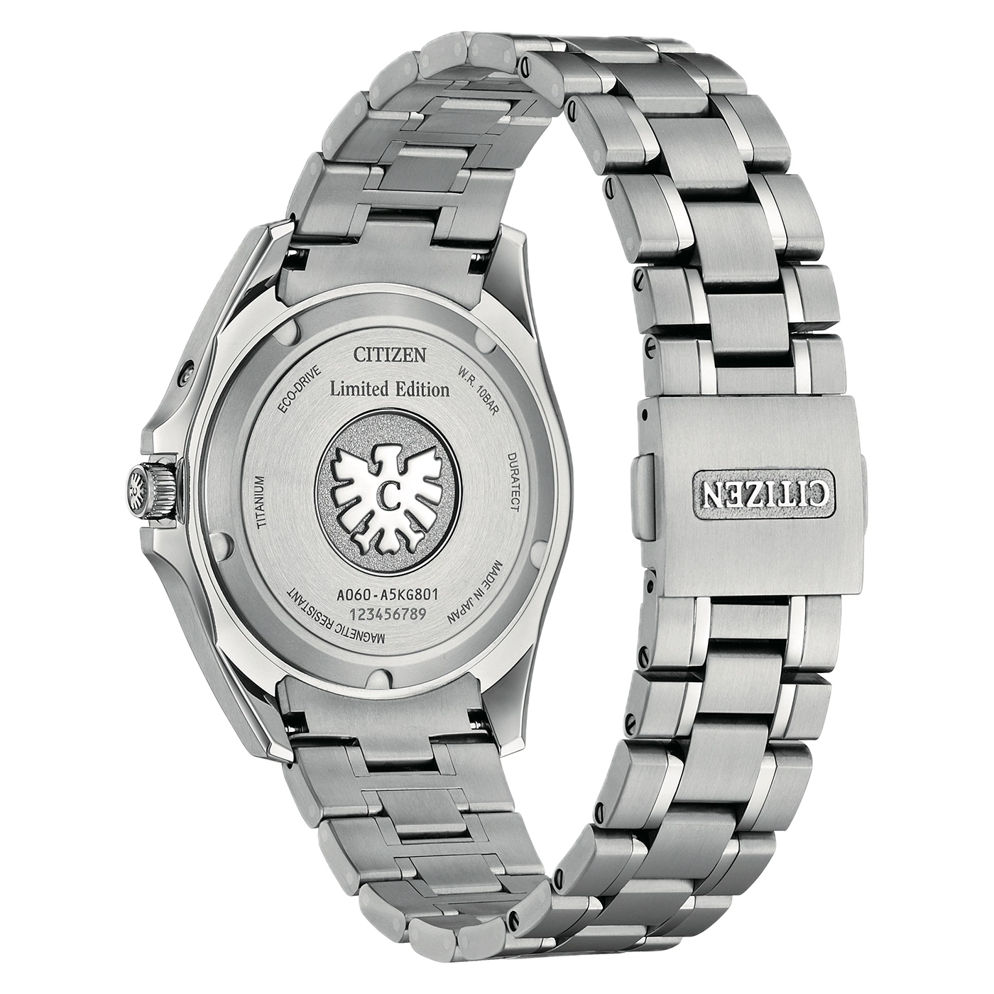 Dos d'une montre Citizen en titane avec bracelet en métal.