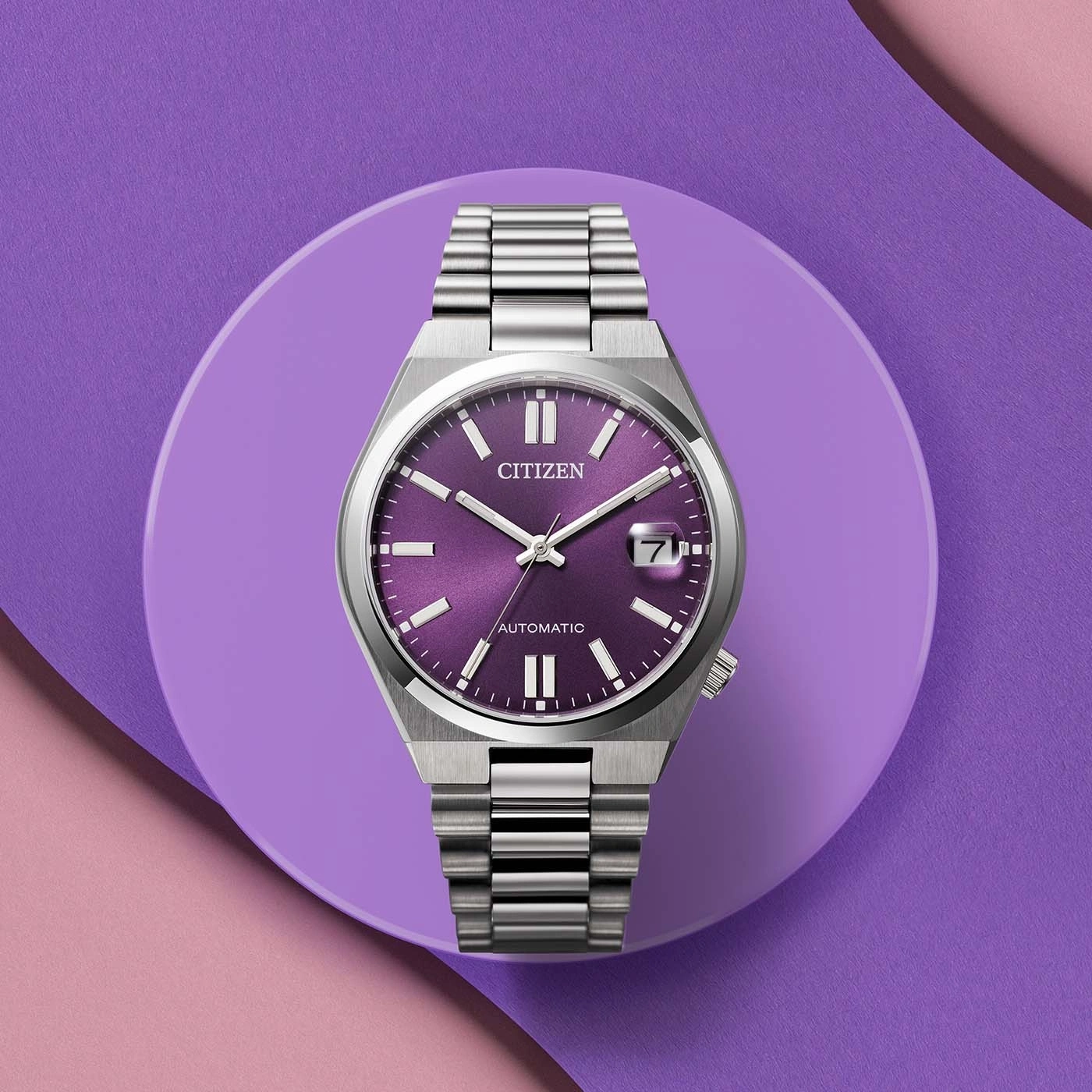 Paarse Citizen automatische horloge op een paarse cirkel.