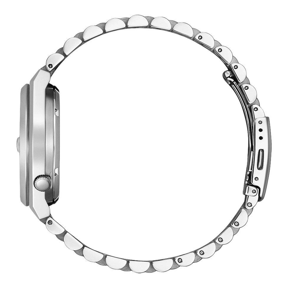 Gros plan sur un bracelet de montre en argent avec un fermoir plié sur le côté.