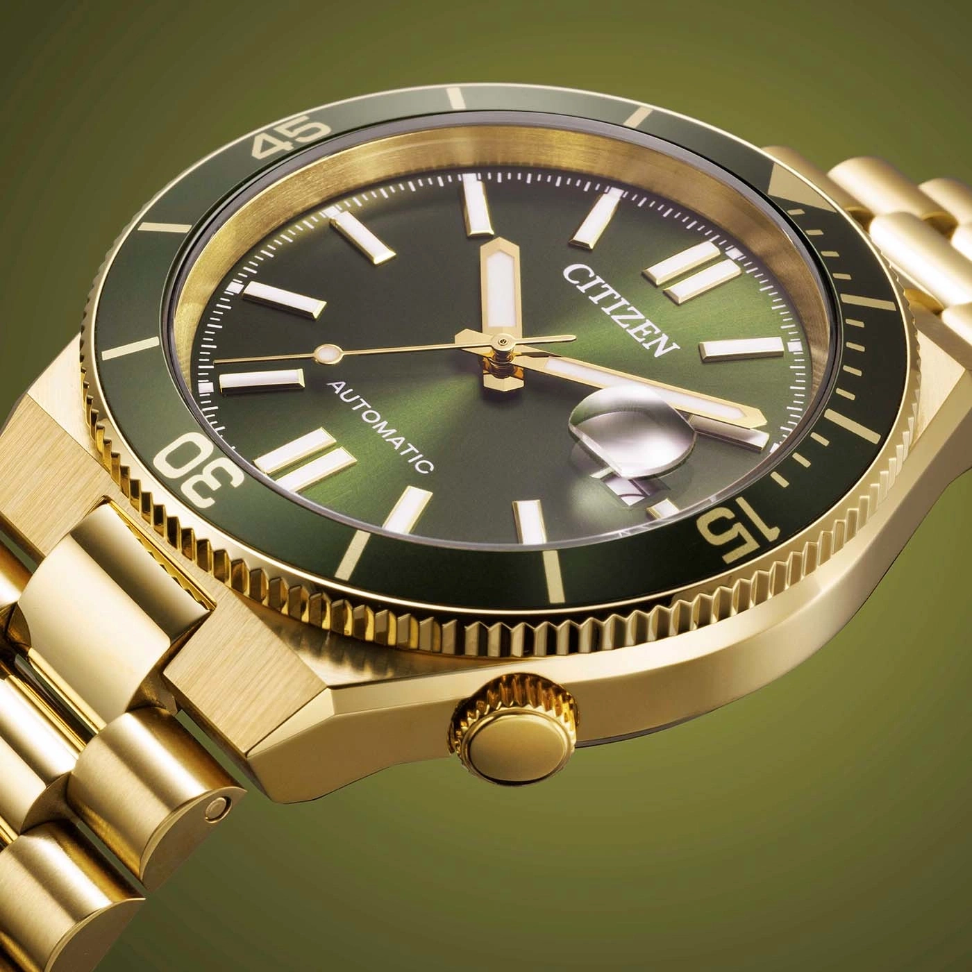 Montre Citizen dorée avec cadran vert et bracelet en métal