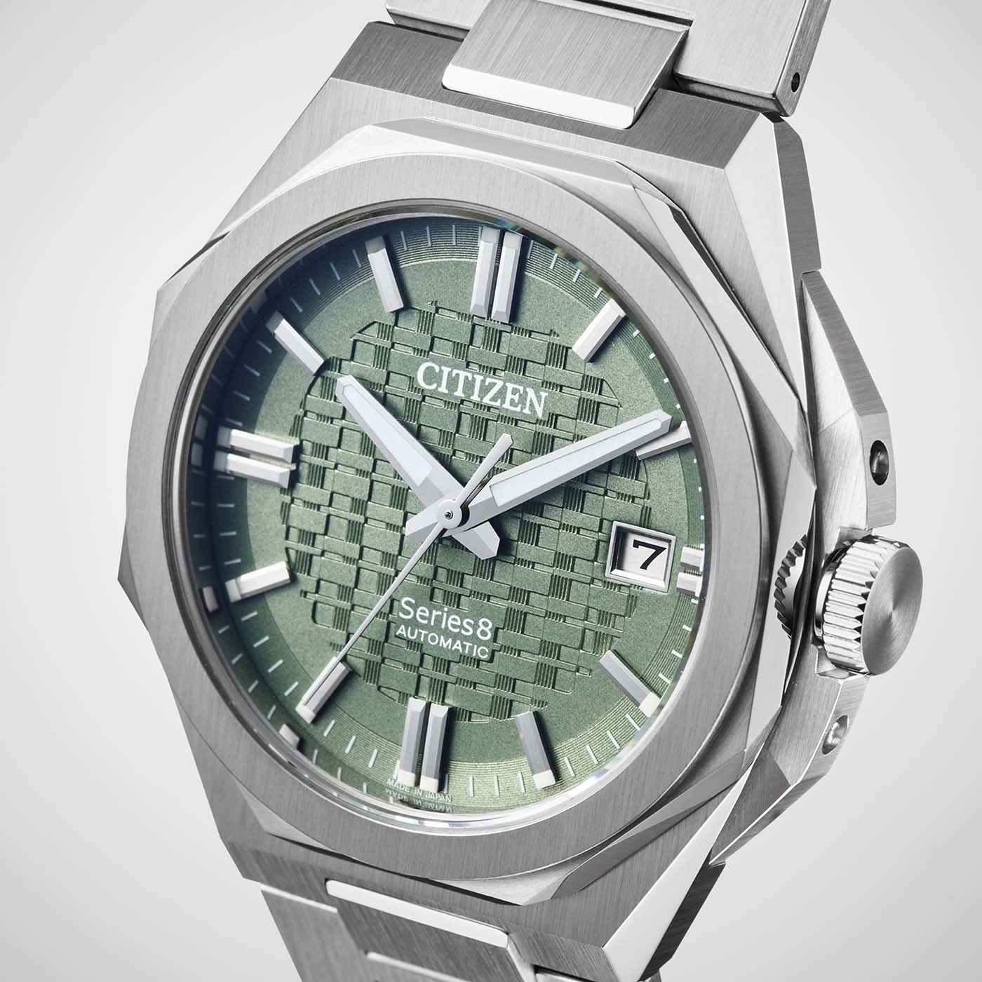 Montre Citizen Series 8 automatique verte avec bracelet en métal.