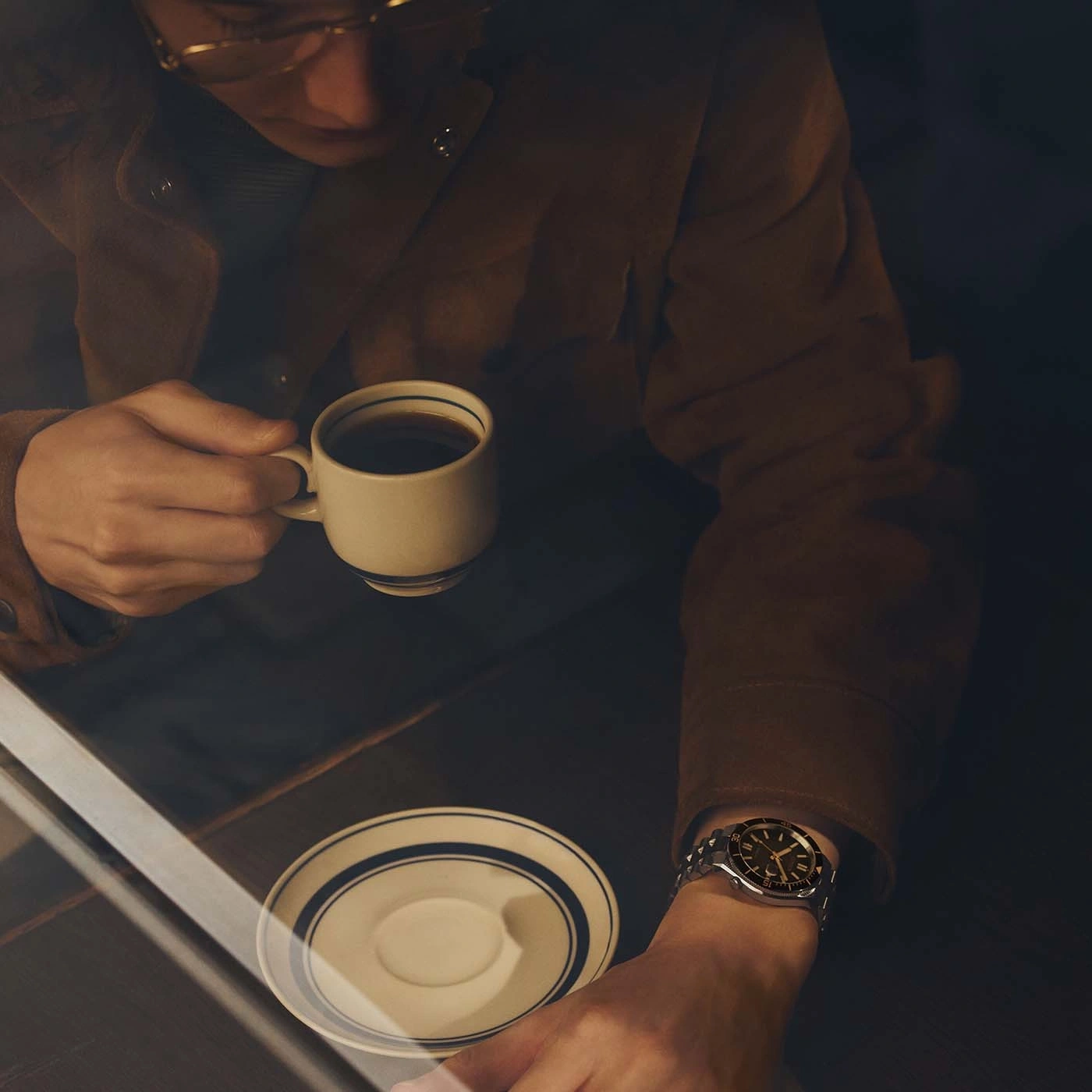 Mann mit Kaffeetasse und Uhr