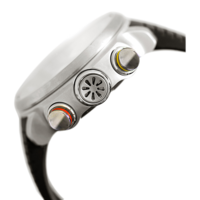 Gros plan d'une montre argentée avec des boutons et un bracelet noir.